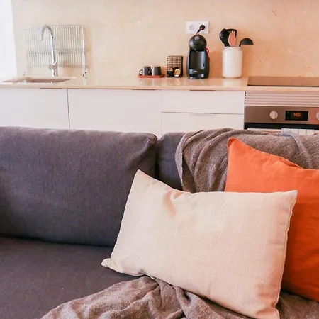 Sunny And Stylish - 11 Min To The Center Apartment